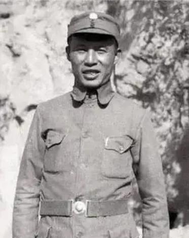 1941 年冀中，朱占魁咬下玉米饼子的脆响混着吕正操的急吼：
