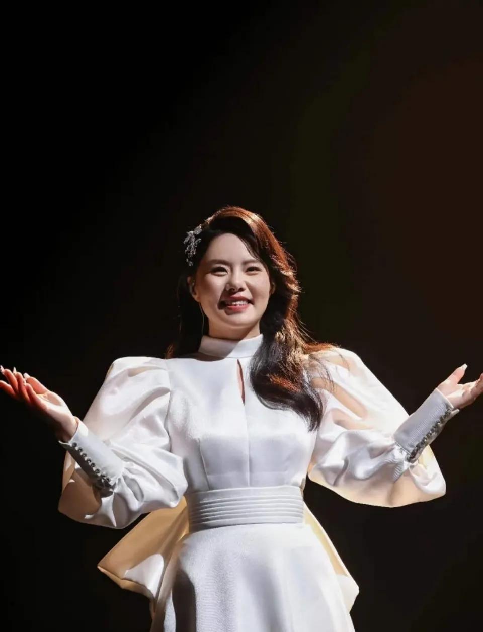 离婚后的龚琳娜终于学会独立。
从《忐忑》惊艳世界，到国风音乐会、民歌传承，龚琳娜