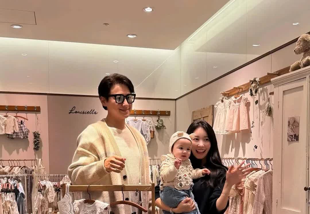 15日，演员李智勋的妻子三浦绫乃在自己的Instagram上写道"各位，我们露熙
