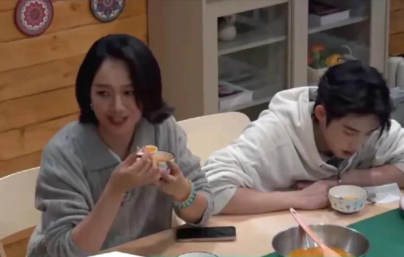 朱丹这张嘴又给自己惹麻烦了！节目里她炖了鸡汤，还没上桌就开始分配了，让董思成和周