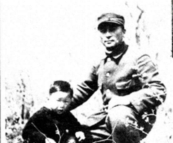 省军区撤销，司令外调任他省当副司令，还没被提拔以副兵团职离休
“1955年三月，