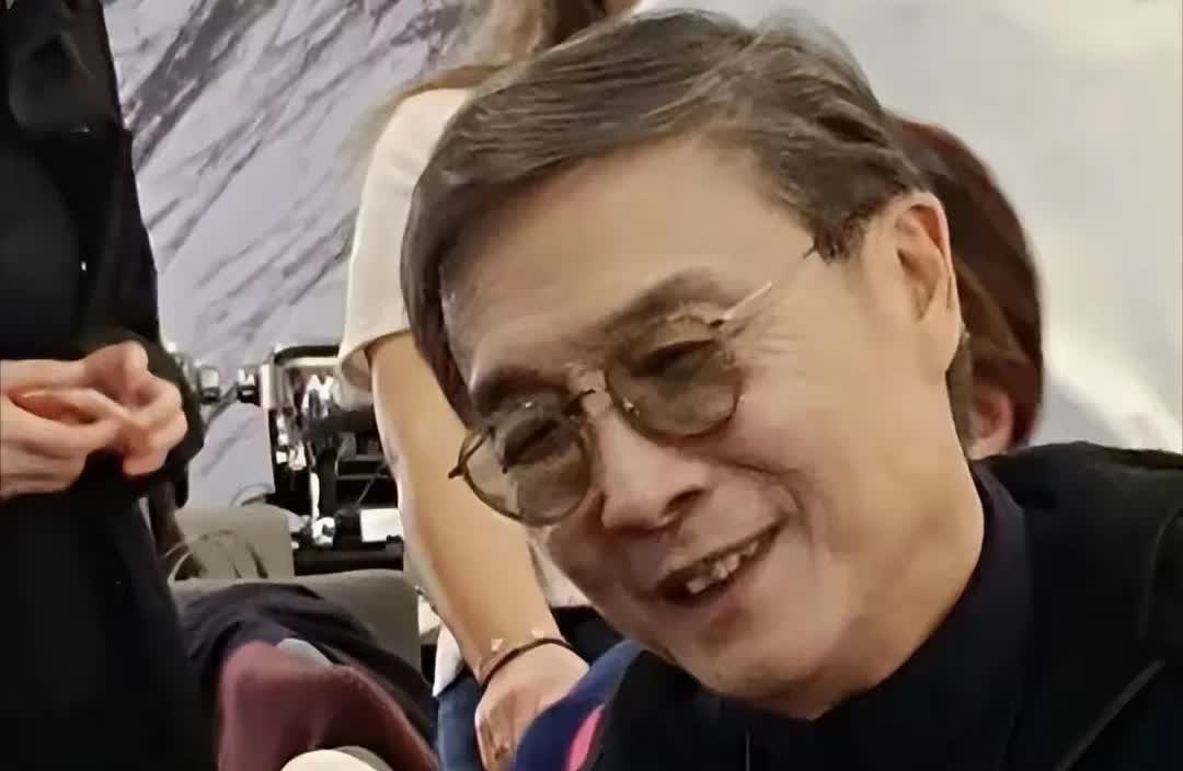 钟嘉欣回国探望刘松仁！古稀之年发量惊人，身形消瘦惹粉丝担忧！