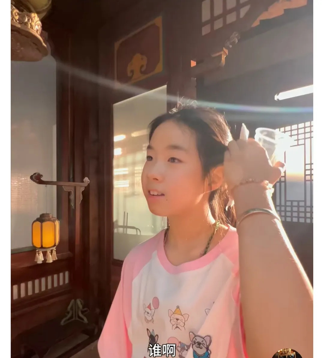 黄奕女儿剧组探班好贴心











我的天哪，你敢信？黄奕的女儿居然去