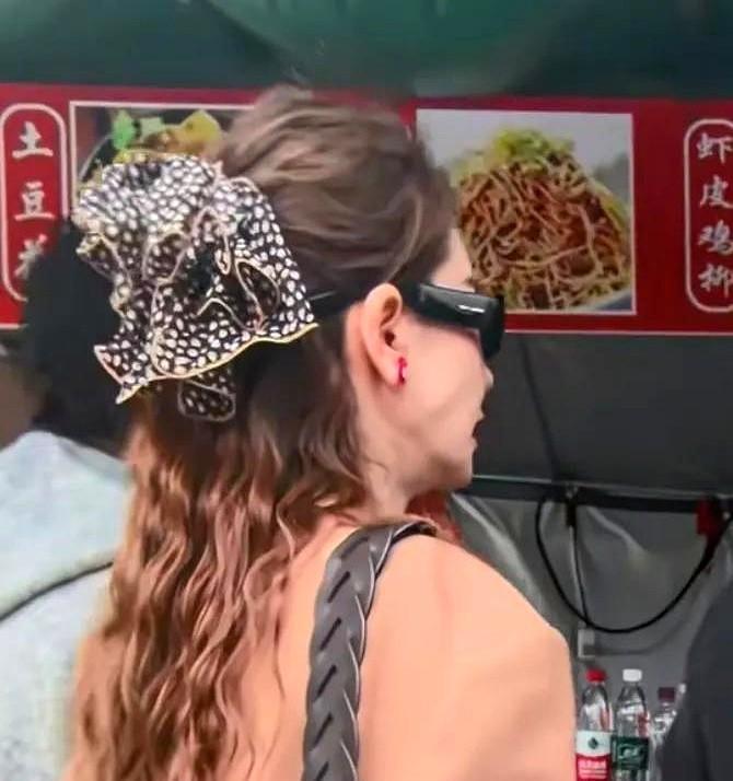 戚薇的“纸片人”状态又成热议焦点！
最新综艺镜头下，她169cm的身高仿佛被抽走