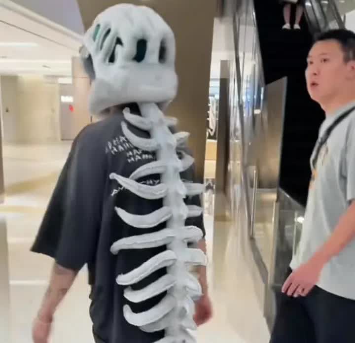 终于知道，关晓彤离开他的主要原因了。
35岁的年纪，应该是结婚生子的大好年华，