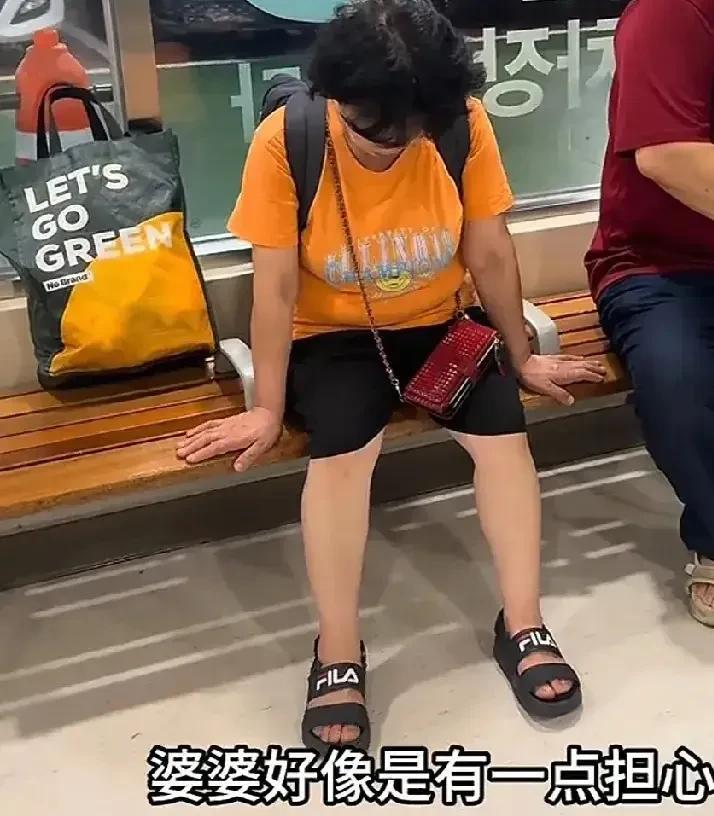 大敏婆婆动手术了，就应该跟公公说，试探公公对婆婆是不是还有爱
，看婆婆孤零零的一