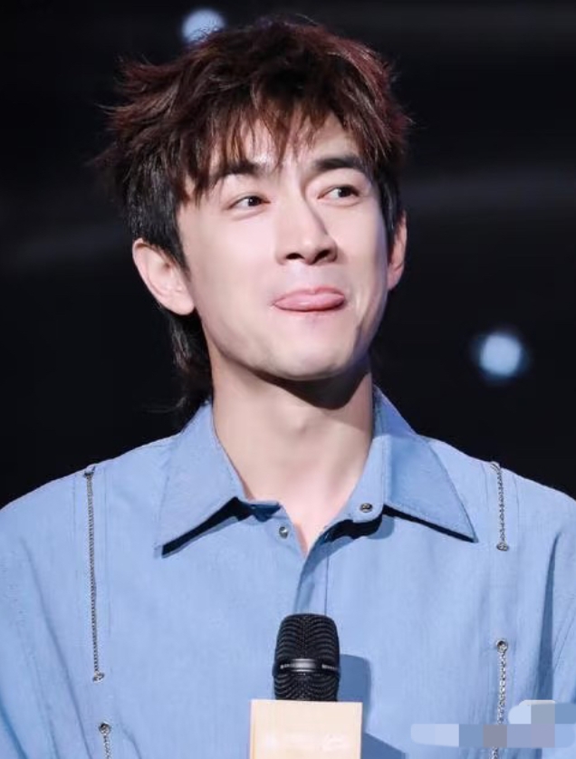 林更新这两天被大家夸爽了
不是因为他获得了白玉兰最佳男配角奖
也不是因为他是九亿