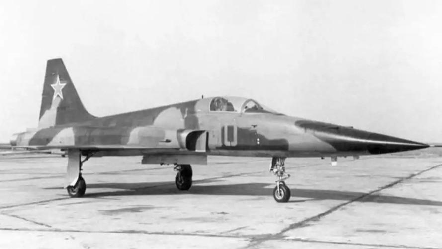 一架被俘F-5E破了苏军道心：推重比很差，却稳赢米格-21和米格-23