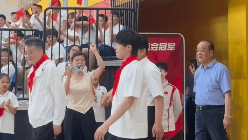 王楚钦真的很有素养，停下脚步，让祖师爷先走！
大头和祖师爷一起进场，工作人员一直
