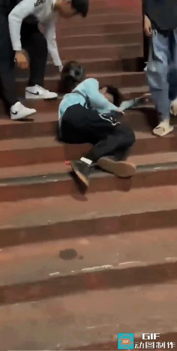他摔倒后，他的朋友围了上来，他说:“叫救护车！”他的朋友听到他的这句话后，粉粉的