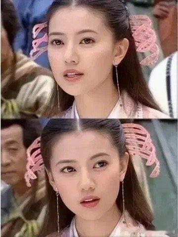 才发现高圆圆演的周芷若的发饰，是把鲨鱼夹一分为二，全靠颜值在撑着。