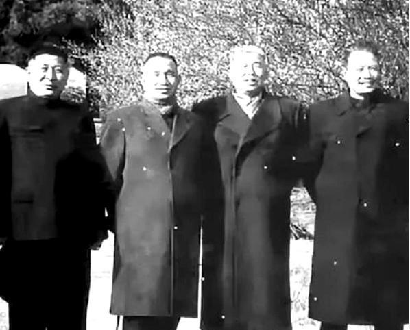 1972年，军事科学院副政委钟期光上将因病瘫痪，他的2个儿子参军无门。2个孩子没