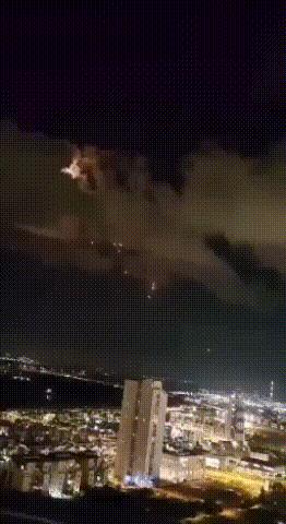 伊朗发射高超音速导弹，炸出冲击波，以色列夜空下起“流星雨”
伊朗这波反击看来是下
