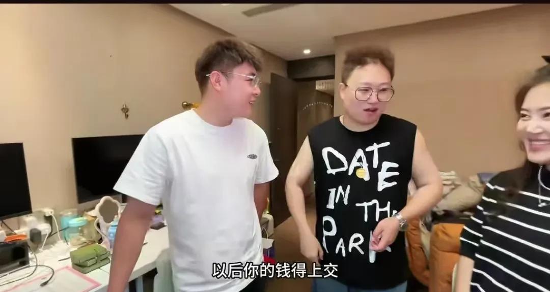 旭东看到有人说美美不喜欢他慌了
      旭东和二表姐直播，直播中有网友说，美