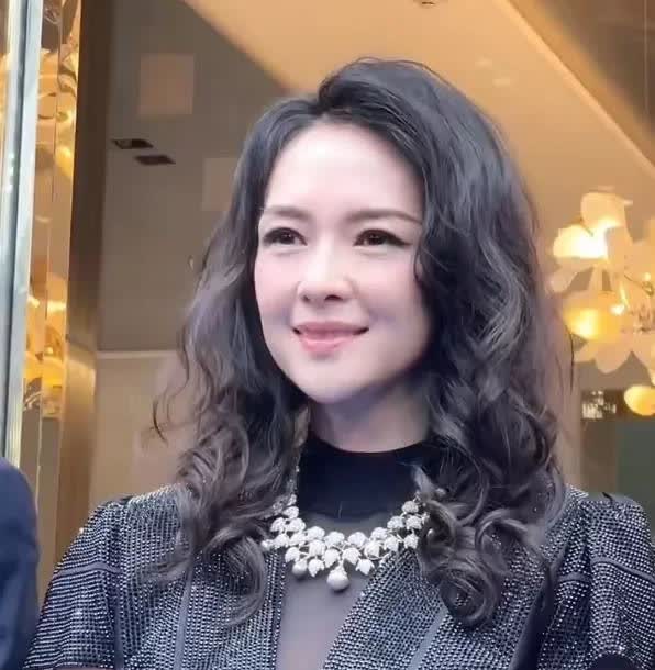 章子怡这回真该后悔了！当初丢了那么多优秀前男友，霍启山有钱，撒贝宁有才，颜值和财