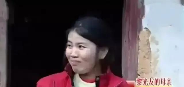 2000年，65岁的黎老汉，收留16岁流浪女，3年后，俩人生下儿子，日子过得和美