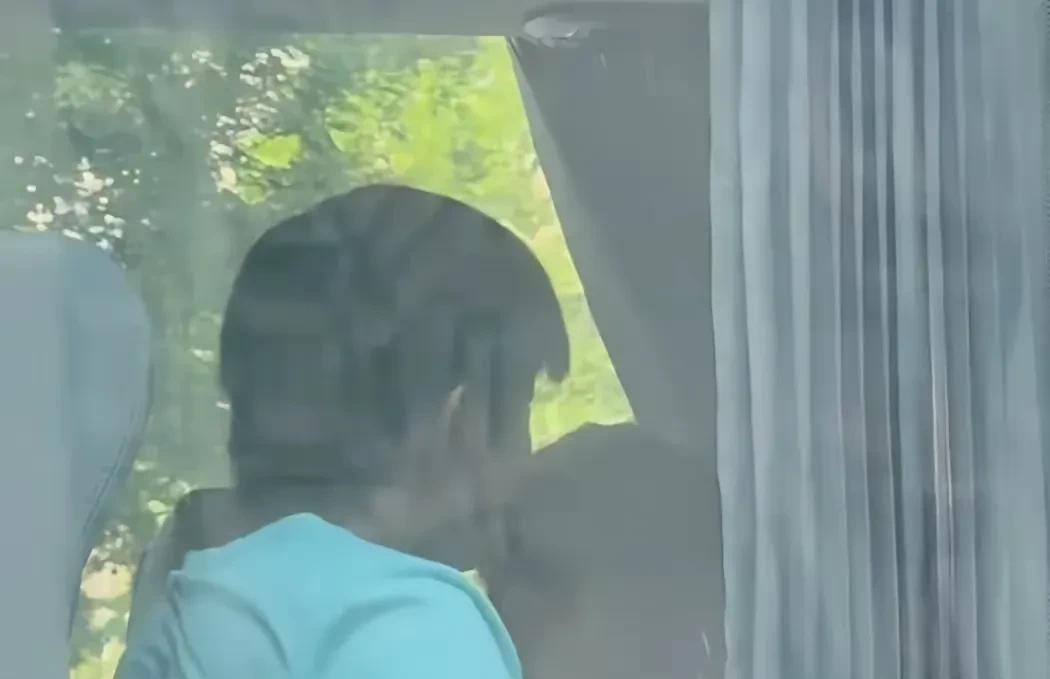 今天他俩坐大巴车去中国邮政集团和返程都坐在了一起，并且没有刻意拉窗帘。
巴奥后经