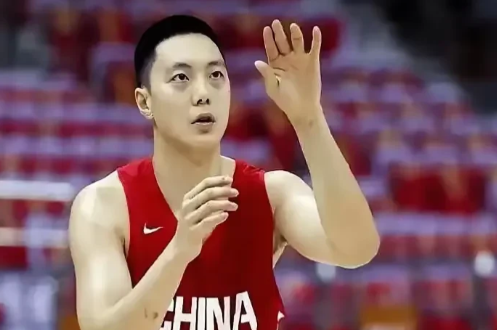 关键时刻还得看胡明轩，中国男篮半场42:40领先新西兰。

男篮亚洲杯半决赛，中