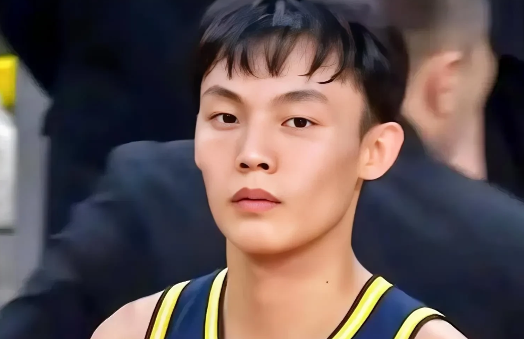 广东男篮93-96不敌同曦男篮，此役徐杰的表现太辣眼，他出战28分钟，砍下5分6