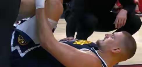 约基奇若赛季报销将引发这三个严重的后果！
昨天面对热火队，约基奇被队友误伤，初步