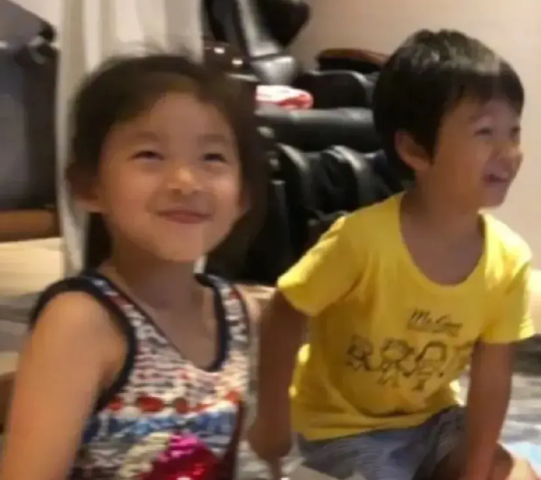 这一回，张兰和汪小菲彻底学乖了，就是闭嘴闭眼，一声不吭，死也不开口。

而小S却