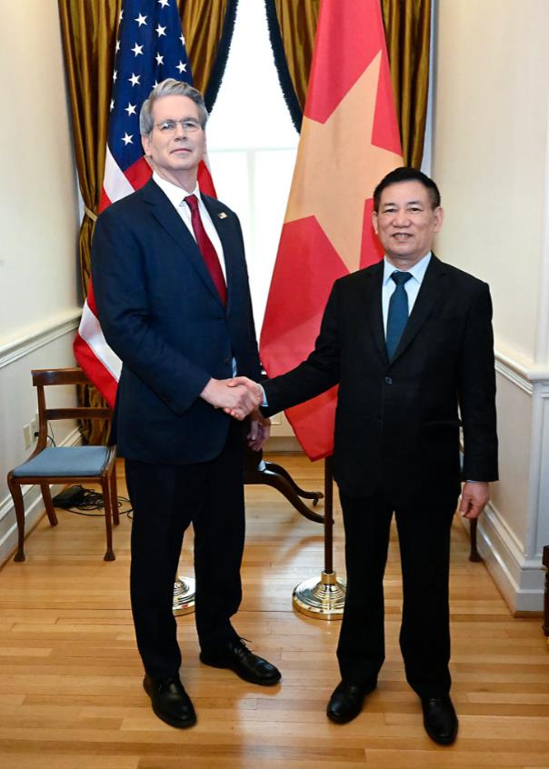 美国财政部长贝森特今天（4月1日）发文说：“在今天与越南副总理胡德福确认开始就互
