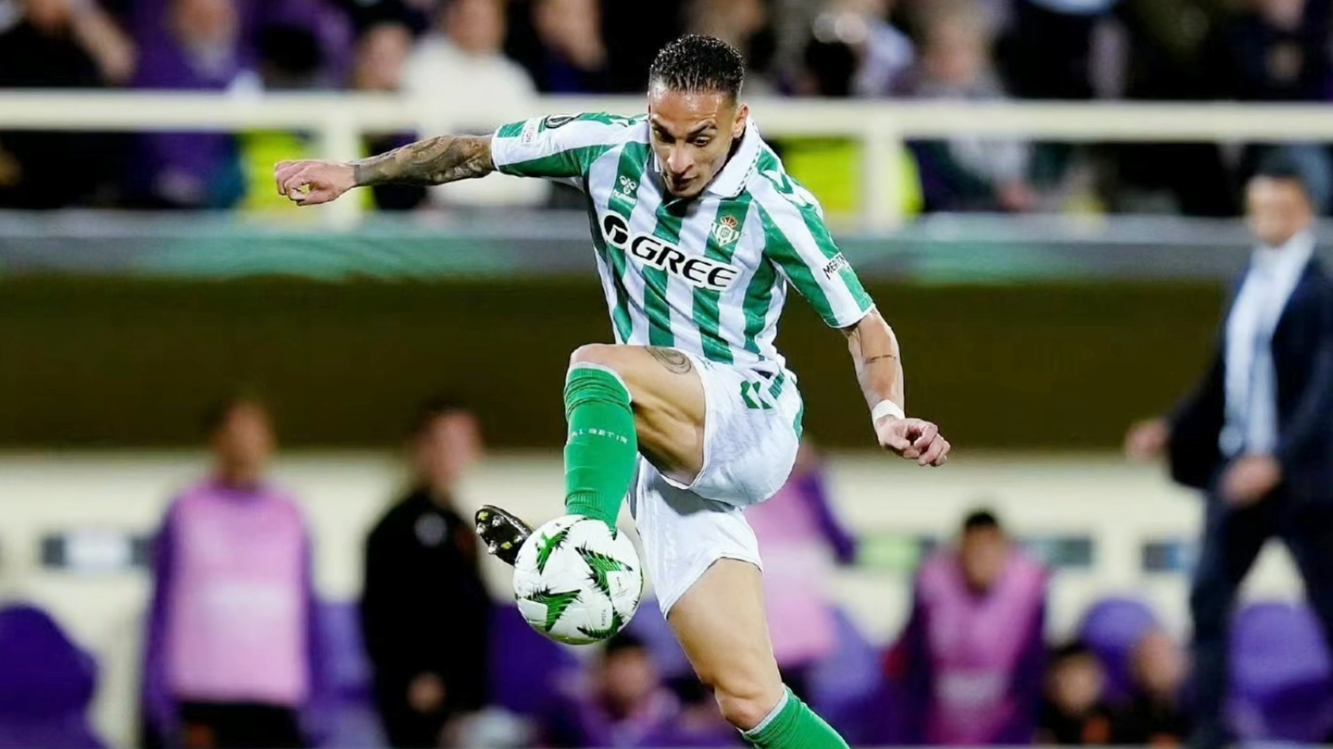 曼联弃将安东尼一心想要“回归”贝蒂斯，但红魔不愿轻易放人。
贝蒂斯主帅表示：我们