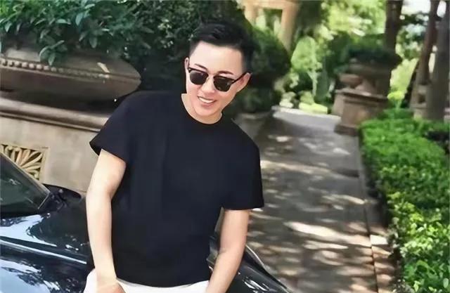 叶海洋长的太像男人了，不管怎么看都像男人，除了身体结构是女人，妥妥的一个爷们，身