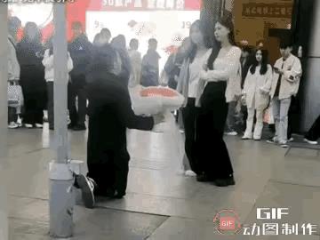 哥们儿：她不是你的菜？
哎！天涯何处无芳草，干嘛在一棵歪脖子树上吊死，男儿膝下有