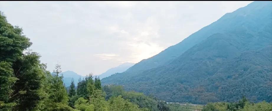 说到避暑，有的人会认为，把避暑的钱，拿来在家开空调，不是一样的吗？在家待着还更舒