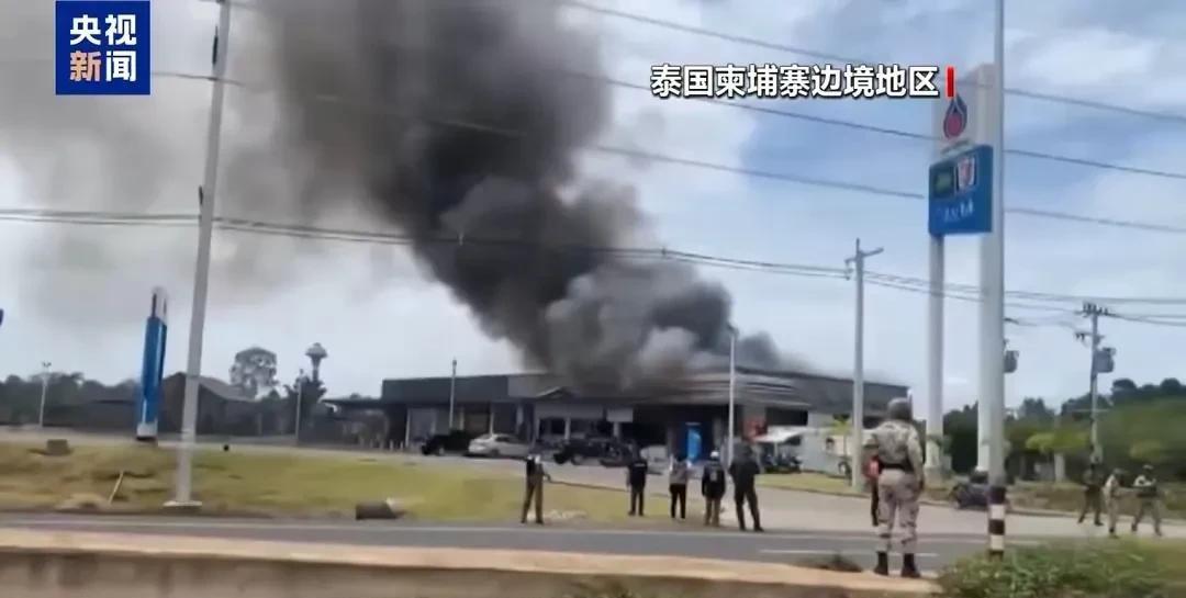 #泰柬边境再次交火#
泰国和柬埔寨又打起来了
唉，这两个国家是“公说公有理婆说婆