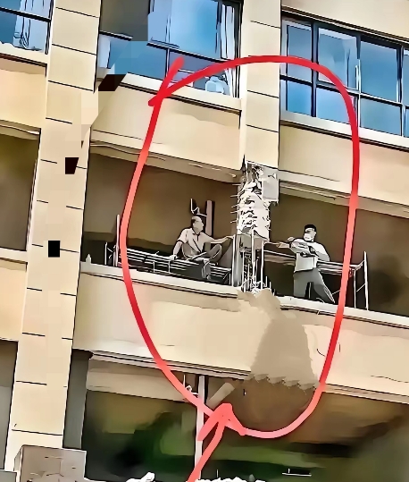 我滴个乖乖！这个承重柱子也敢砸，这可是整个建筑的主心骨呀！砸了当时没有事，随着时