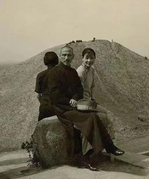 1934年，陕西兴平霍去病墓前 ​​​
