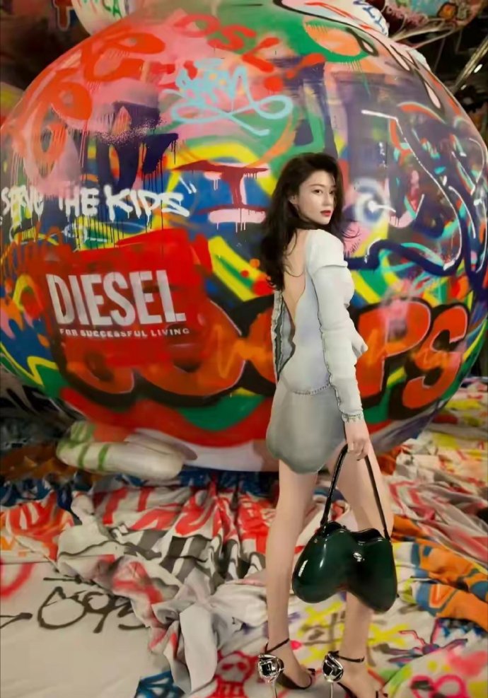 张馨予米兰看秀穿搭灰色系辣妹风，气场全开