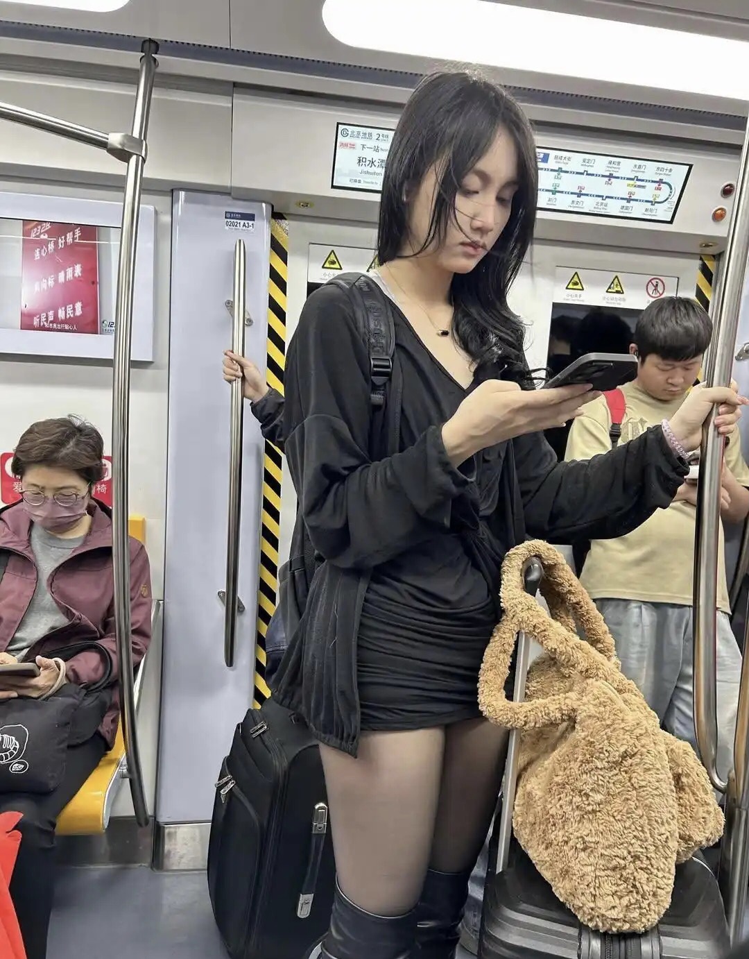 不明白。脸那么小的人，腿怎么会那么粗