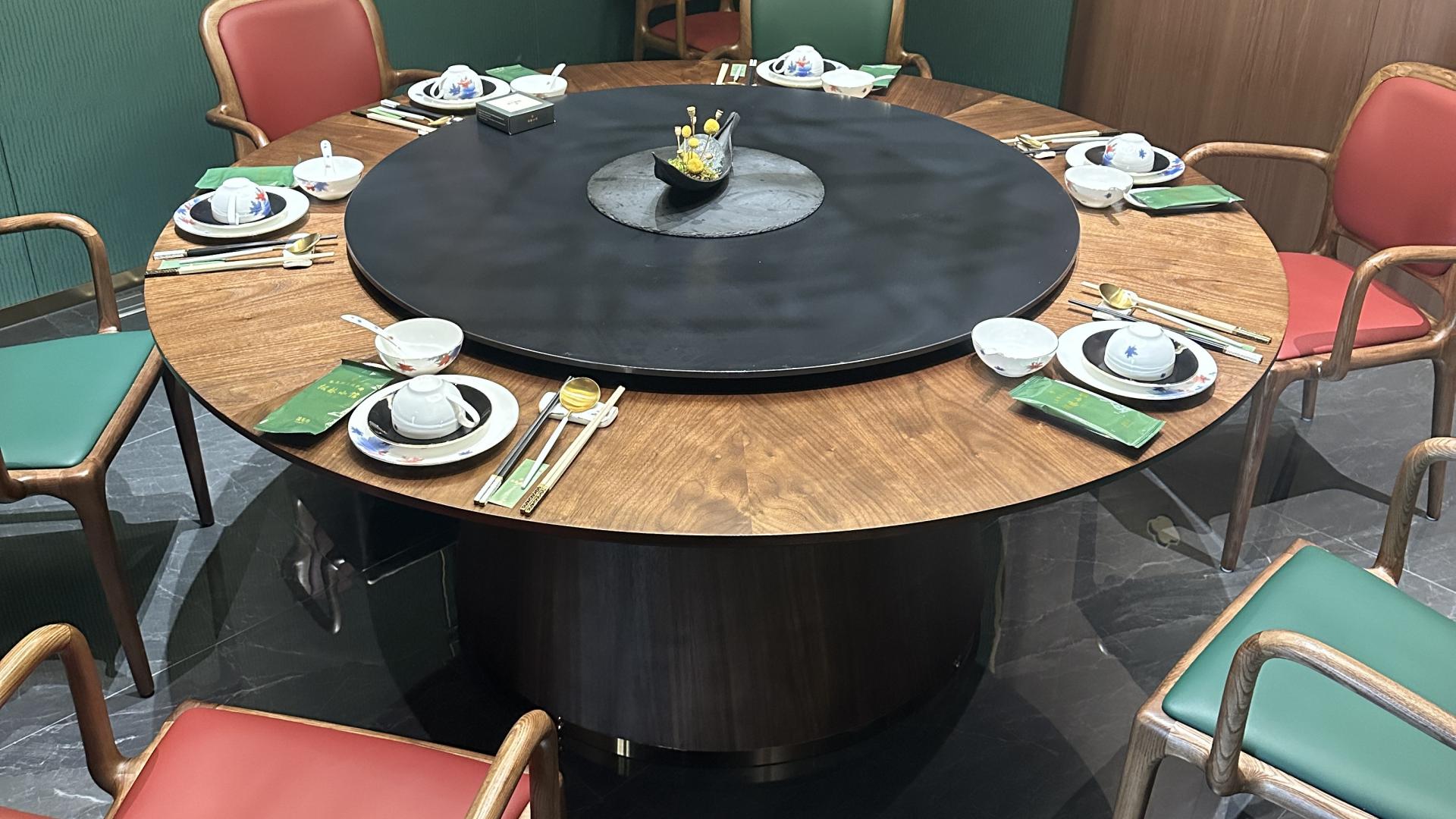 探索可定制桌面花纹的电动餐桌