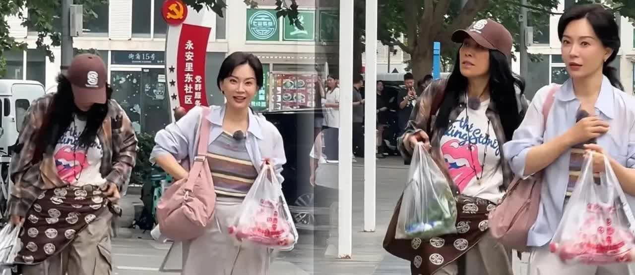 那英和陈数买菜被偶遇，
画风简直像两个世界的人！
那英这打扮，三层衬衫叠穿，