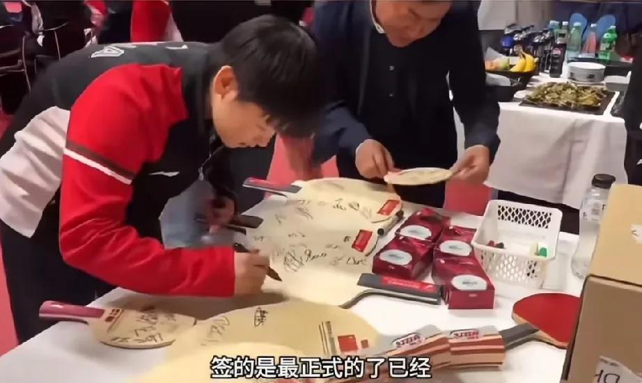 莎莎：我这批改作业的速度还可以吧？丹麦的乒乓球迷又幸福了！不要太羡慕了！[捂脸]