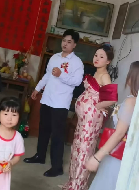 广西钦州，有一位阿姨在网上诉苦，年初的时候，女儿的男朋友来他们家过年，顺便商量彩