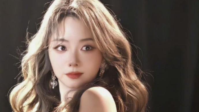 谭松韵的全新大波浪造型，宛若童话故事里走出的洋娃娃