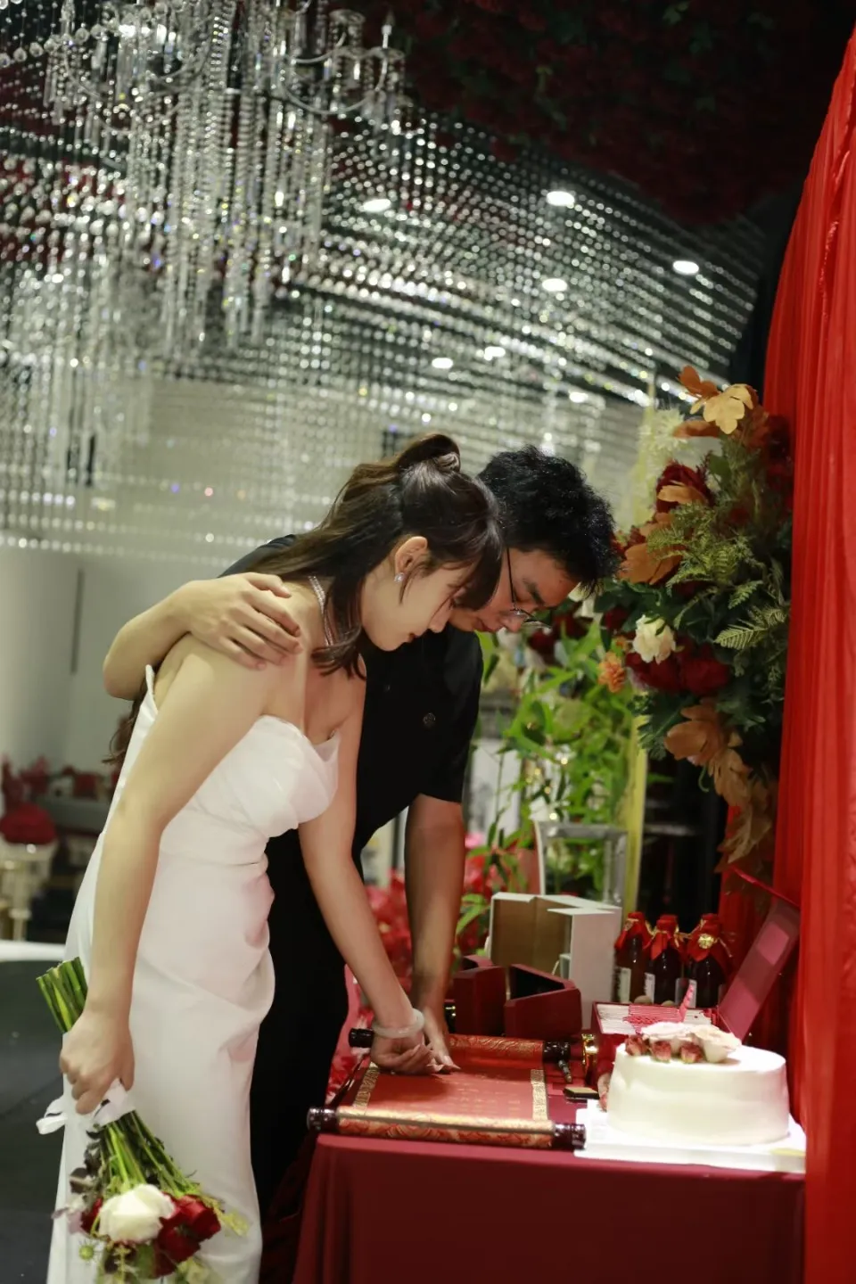 侄子订婚，我和妹妹各包了500元红包，嫂子不高兴，嫌我们包的少，说她娘家姐姐给包
