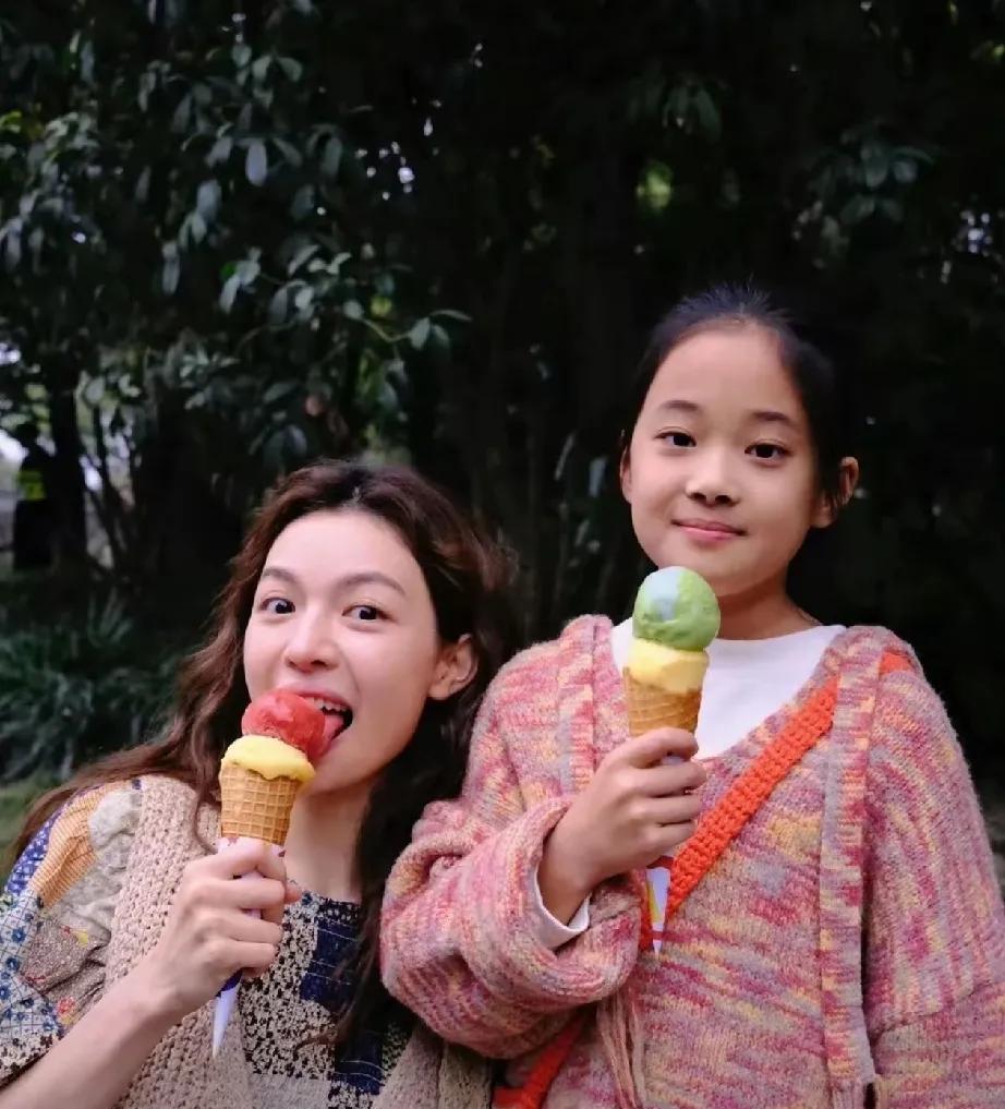 梅婷的女儿快快真是缩小版的梅婷，完美复制了妈妈的美貌！
从两人的合照中可以看出，