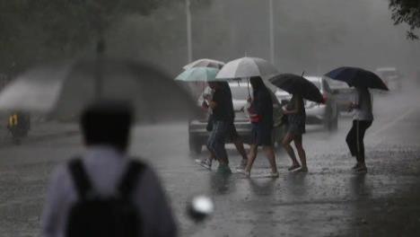北方暴雨！直接冷到破纪录，跟南方形成了“冰火两重天”！