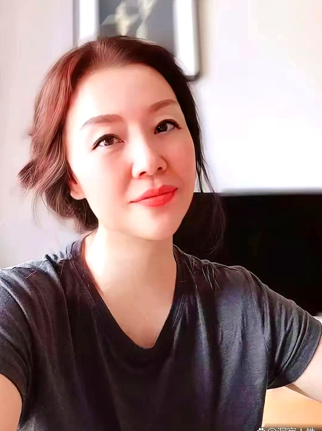 退休生活，是个充满矛盾的舞台。朋友圈里，天天晒夕阳红，环游世界。现实中，广场舞抢