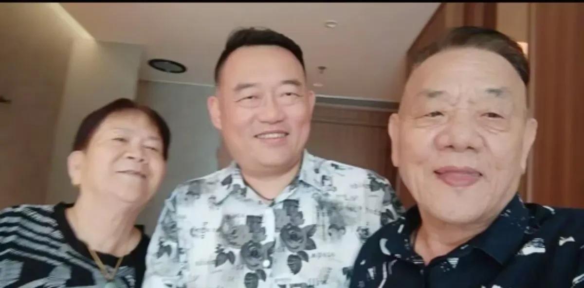 杨进明，是侯耀文去世以后，在侯耀华的主持下，拜的侯耀文的遗像。
杨进明退休以后，