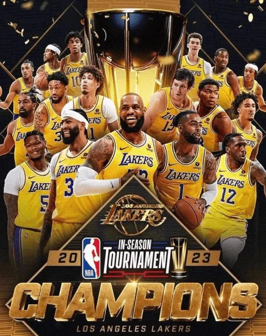 某媒带领球迷回顾历史上的今天：
“2023年的今天，湖人夺得历史第一座NBA杯奖