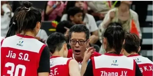 落后7分还能翻盘？大运女篮做到了！
她们怎么做到的？答案在教练席上。
大运女篮打