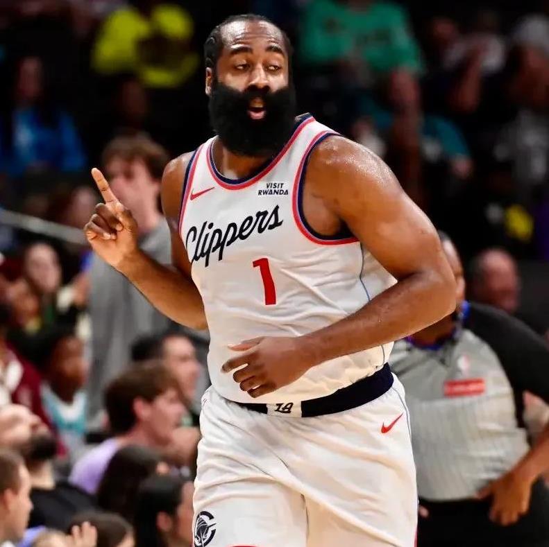 詹姆斯·哈登目前是#NBA# 历史上唯一一位保持多支球队单场得分纪录的球员。
以