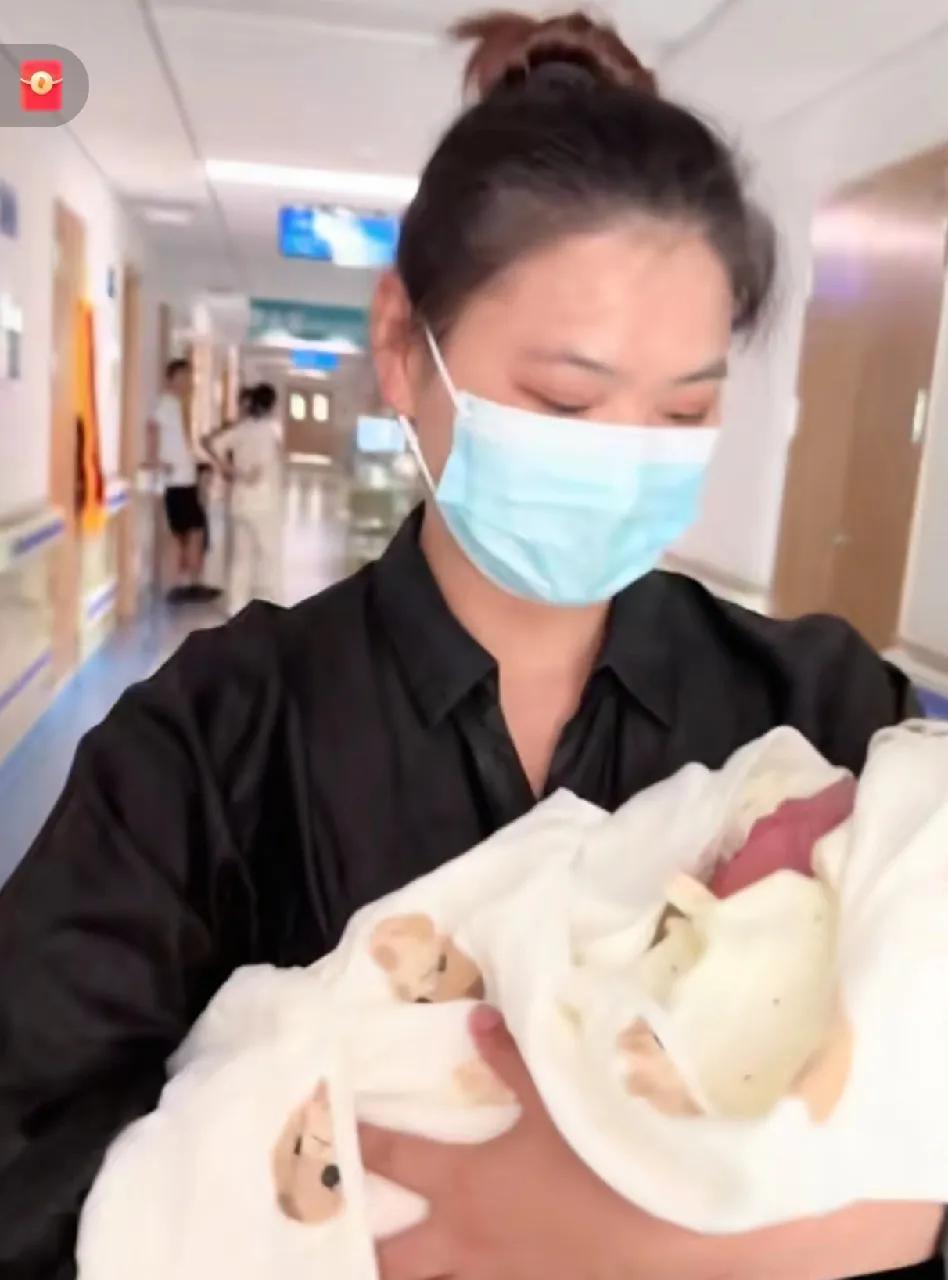 网红雅超48岁高龄产子，这位妈妈太伟大了，冒着高龄怀孕的风险，也要为二婚丈夫生育