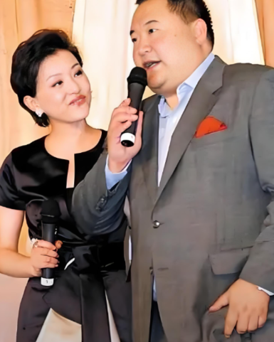 1995年，杨澜留学回来，要和月薪2000元的老公离婚，她老爸劝她：一兵对你那么